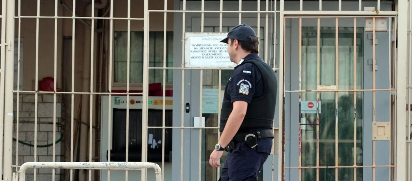 Εγκληματική ομάδα πουλούσε ναρκωτικά και κινητά τηλέφωνα - Ανάμεσα τους και σωφρονιστικοί υπάλληλοι